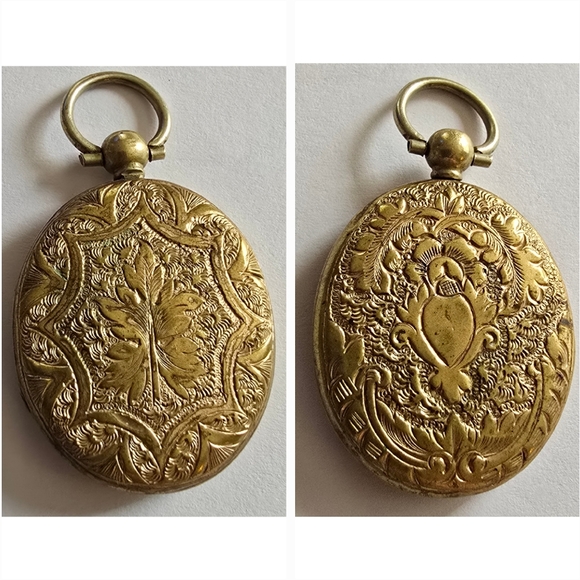 Vintage Jewelry - Antique locket Victorian oval  gold tone vintage leaves leaf 1800s botanical
